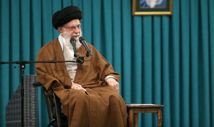 En Iran, la réponse de l’ayatollah Khamenei aux frappes d’Israël illustre l’actuel dilemme de Téhéran