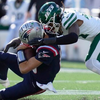 Patriots' Drake Maye leaves game after helmet-to-helmet hit on running play