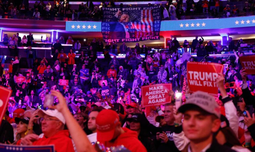 Donald Trump en meeting à New York, ses supporters enchaînent les insultes et les remarques racistes