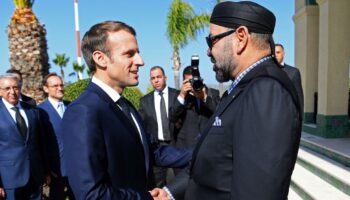 Le roi du Maroc Mohammed VI accueille le président français Emmanuel Macron à son arrivée à Tanger, dans le nord du royaume, le 15 novembre 2018