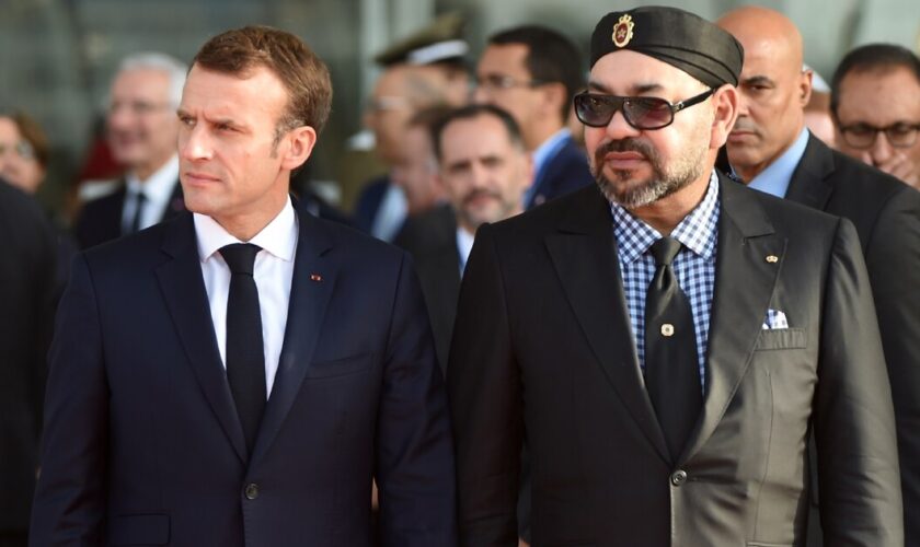 Le président français Emmanuel Macron (à gauche) et le roi du Maroc Mohamed VI à Rabat le 15 novembre 2018