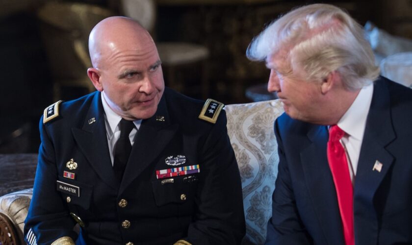 Le général américain H.R. McMaster et le président DOPnald Trump à Palm Beach, aux Etats-Unis, le 20 février 2017