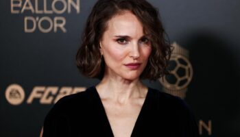 Ballon d’Or 2024 : Natalie Portman fait une apparition surprise sur le tapis rouge et sur scène