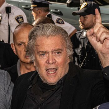 Steve Bannon, ancien fidèle de Donald Trump, sort de prison à une semaine de la présidentielle américaine