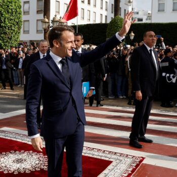 Le président français Emmanuel Macron arrive pour prononcer un discours au Parlement marocain à Rabat le 29 octobre 2024.