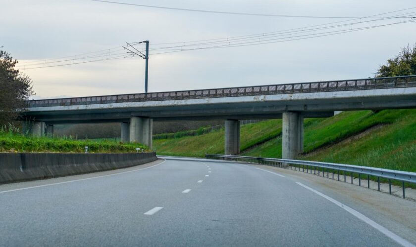 En Bretagne, un bloc de béton lancé depuis un pont sur une 4 voies tue le passager d’une voiture