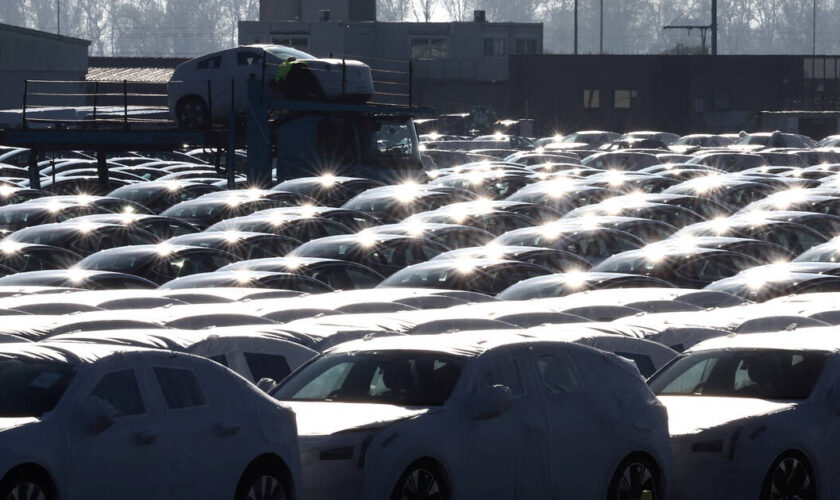 L’UE adopte jusqu’à 35 % de surtaxes sur les voitures électriques importées de Chine, malgré l’opposition de l’Allemagne