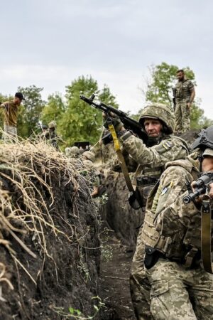 Les militaires de la 65e Brigade mécanisée distincte des Forces armées ukrainiennes subissent une cohésion de combat en Ukraine, le 12 septembre 2024.