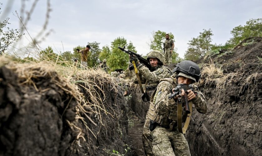 Les militaires de la 65e Brigade mécanisée distincte des Forces armées ukrainiennes subissent une cohésion de combat en Ukraine, le 12 septembre 2024.