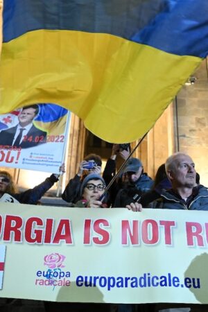 Une banderole "La Géorgie n'est pas la Russie", surmontée d'un drapeau ukrainien, le 28 octobre 2024 dans une manifestation pro-européenne à Tbilissi