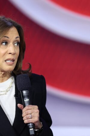 La vice-présidente des États-Unis et candidate démocrate à l'élection présidentielle Kamala Harris s'exprime lors d'une réunion publique de CNN animée par l'animateur de télévision Anderson Cooper dans les studios du Sun Center à Aston, en Pennsylvanie, le 23 octobre 2024.