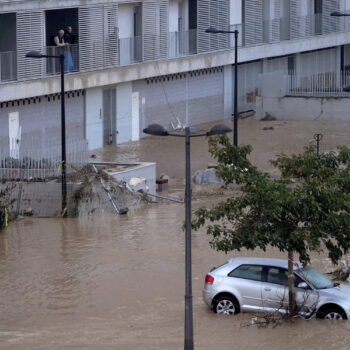 Inondations en Espagne : 4 enfants décédés, des images terribles d'un chaos "sans précédent"