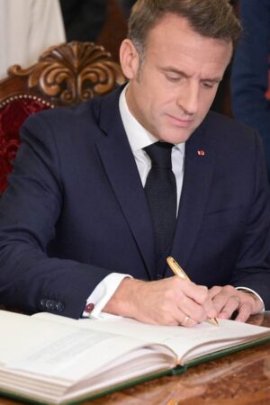 Le président français Emmanuel Macron, accompagné de son épouse Brigitte, signe le livre d'or à la fin d'une visite au mausolée de Mohamed V à Rabat, le 29 octobre 2024.