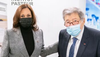 Kamala Harris et le Professeur Etienne-Emile Baulieu le 9 novembre à l'Institut Pasteur à Paris