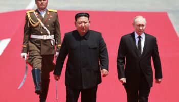 Le président russe Vladimir Poutine est reçu par le dirigeant nord-coréen Kim Jong Un lors d'une cérémonie sur la place Kim Il Sung à Pyongyang, le 19 juin 2024