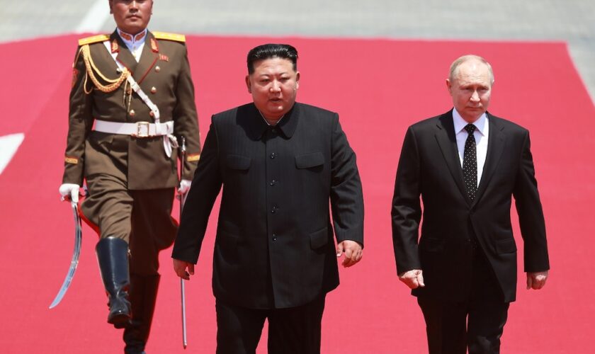 Le président russe Vladimir Poutine est reçu par le dirigeant nord-coréen Kim Jong Un lors d'une cérémonie sur la place Kim Il Sung à Pyongyang, le 19 juin 2024