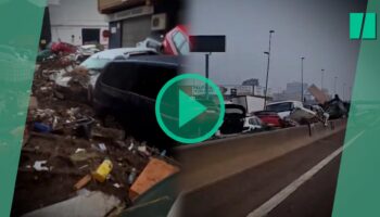 En Espagne, la violence des inondations illustrée par ces piles de voitures entassées dans les rues