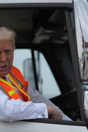 Présidentielle américaine, en direct : Donald Trump pose dans un camion poubelle après la gaffe de Biden, une réponse réussie ?