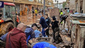 Unwetter in Spanien: Bis zu den Knöcheln im Schlamm