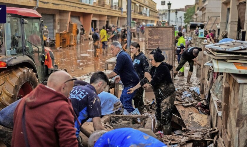 Unwetter in Spanien: Bis zu den Knöcheln im Schlamm