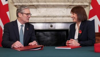 Le Premier ministre britannique Keir Starmer rencontre la chancelière de l'Echiquier Rachel Reeves, deux jours avant l'annonce du premier budget du nouveau gouvernement travailliste, à Downing Street, à Londres, le 28 octobre 2024