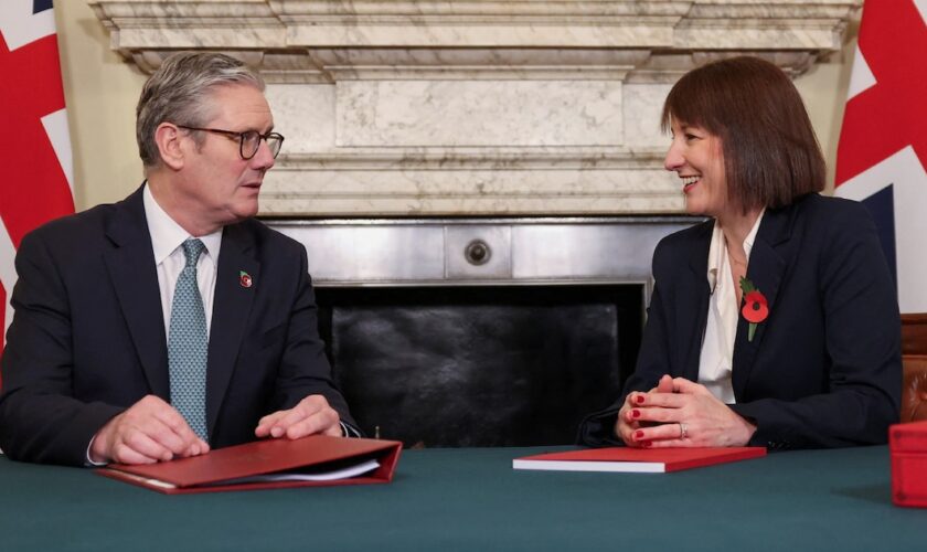 Le Premier ministre britannique Keir Starmer rencontre la chancelière de l'Echiquier Rachel Reeves, deux jours avant l'annonce du premier budget du nouveau gouvernement travailliste, à Downing Street, à Londres, le 28 octobre 2024