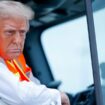 Donald Trump, à bord d'un camion-poubelle, dans le Wisconsin, le 30 octobre 2024