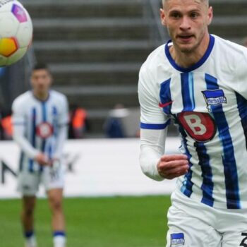 Herthas Marton Dardai beim letzten Duell mit Schalke 04. Foto: Soeren Stache/dpa