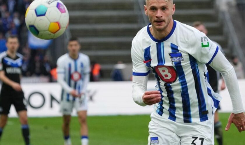 Herthas Marton Dardai beim letzten Duell mit Schalke 04. Foto: Soeren Stache/dpa