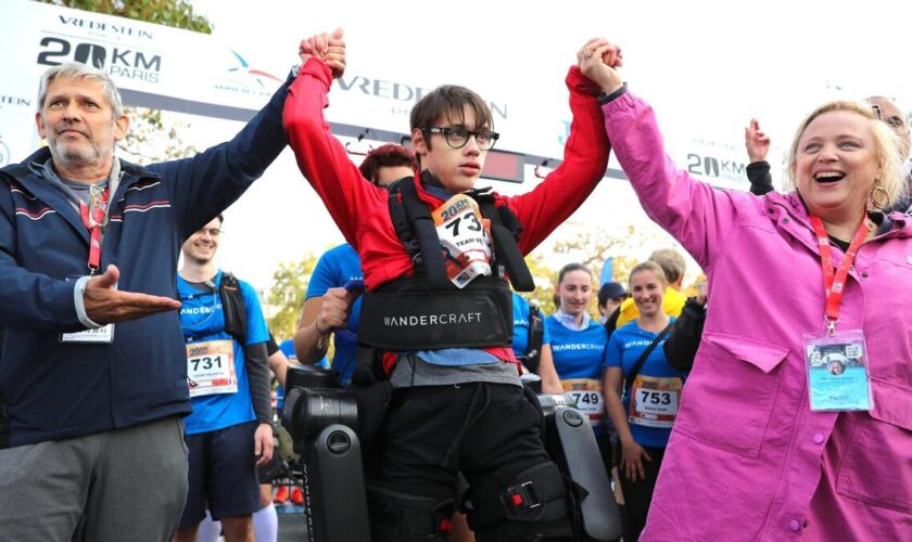 20 km de Paris : Valentin, 17 ans, a franchi la ligne d’arrivée en exosquelette, « un symbole fort »