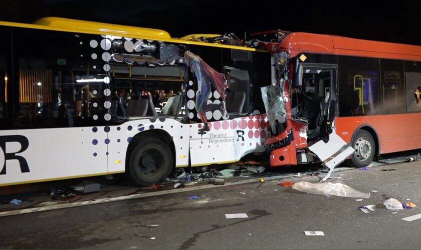 50 Verletzte: Regensburg: Zwei Linienbusse stoßen zusammen – Fahrer eingeklemmt