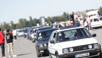 700 Golf y más de 2.000 personas: Así celebró Volkswagen el 50 aniversario de una leyenda automovilística