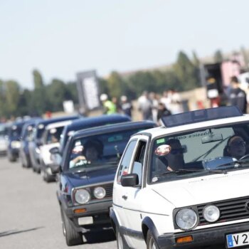 700 Golf y más de 2.000 personas: Así celebró Volkswagen el 50 aniversario de una leyenda automovilística