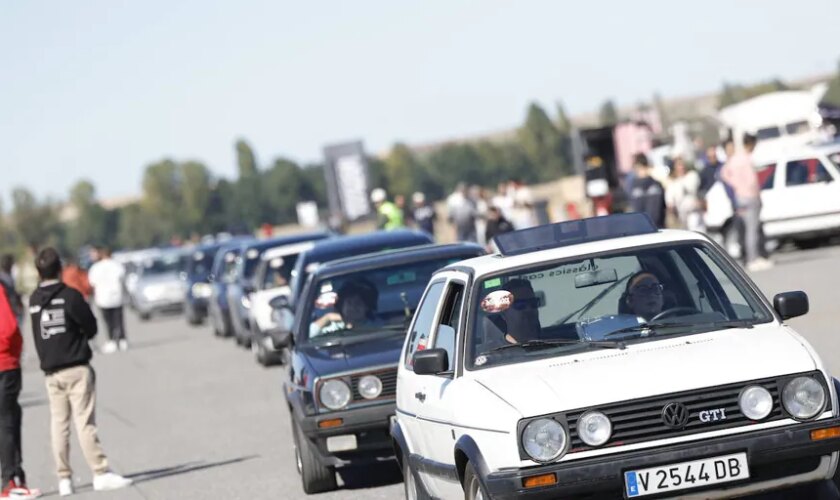 700 Golf y más de 2.000 personas: Así celebró Volkswagen el 50 aniversario de una leyenda automovilística