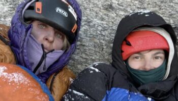 Abgestürzte Ausrüstung : Bergsteigerinnen harren drei Tage im Himalaya aus – ihre Rettung ist pures Glück