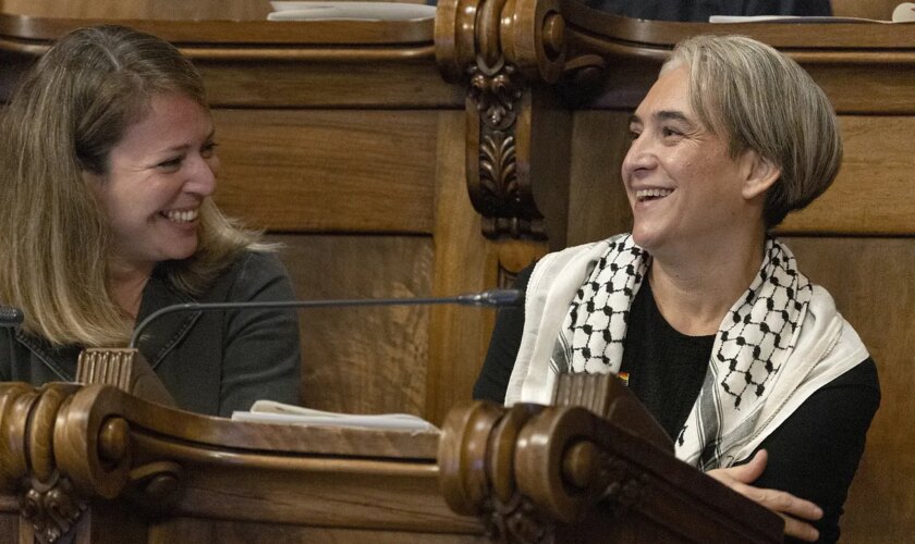 Ada Colau en su adiós al Ayuntamiento de Barcelona: "Tenemos unas élites provincianas, mediocres y avariciosas"