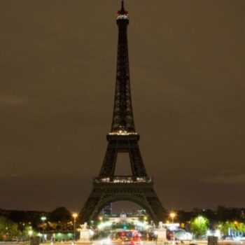 Attaques du 7 Octobre : la tour Eiffel s’est éteinte en hommage aux victimes ce lundi soir