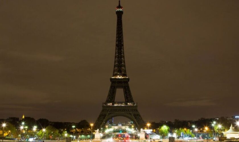 Attaques du 7 Octobre : la tour Eiffel s’est éteinte en hommage aux victimes ce lundi soir