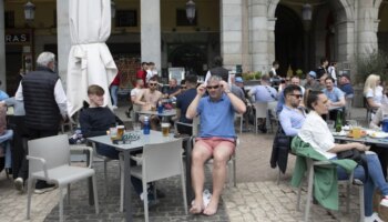 Ayuso anima a los restaurantes a 'europeizar' los horarios de comidas y cenas para gustar más al turista