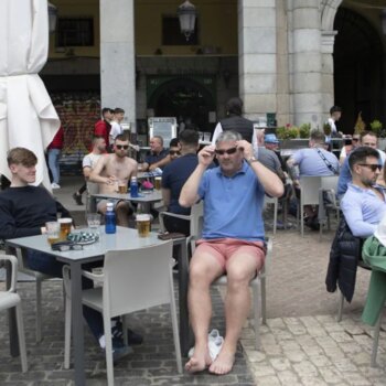 Ayuso anima a los restaurantes a 'europeizar' los horarios de comidas y cenas para gustar más al turista