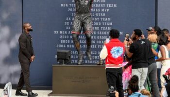 Baketball: Dwyane Wade wird geehrt, seine Statue verspottet