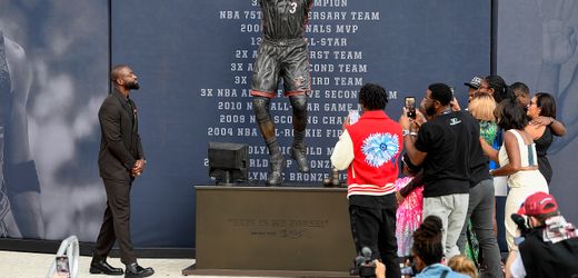 Baketball: Dwyane Wade wird geehrt, seine Statue verspottet