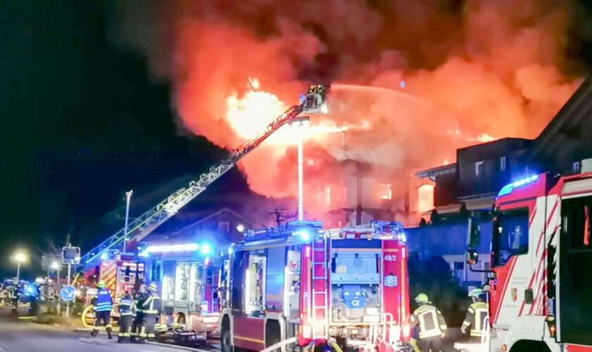 Um das Feuer im Mitarbeiterhaus zu löschen, rücken zahlreiche Einsatzkräfte aus. (Symbolbild) Foto: Benjamin Liss/EinsatzReport2