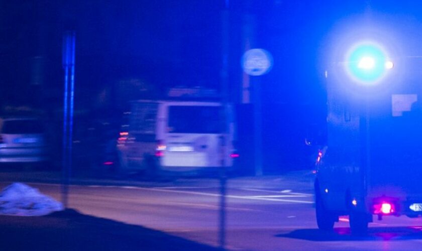 Eine Frau schwebt nach einem Brand in einem Mehrfamilienhaus in Stuttgart in Lebensgefahr. (Symbolbild) Foto: Patrick Seeger/dpa