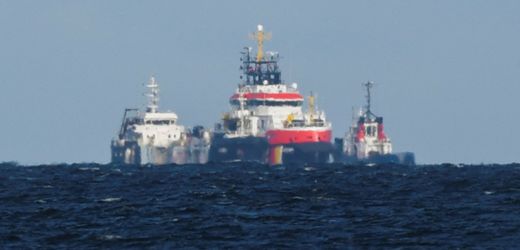 Brennendes Tankschiff »Annika« erreicht Hafen von Rostock