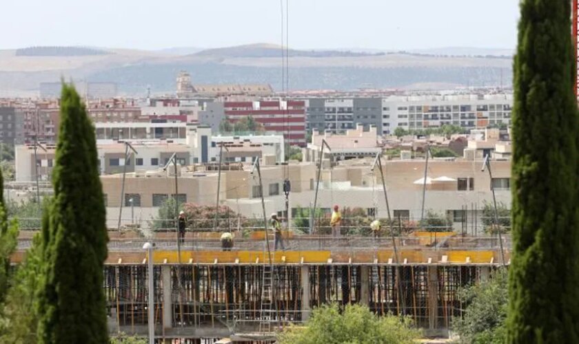 CCOO y UGT piden un giro a la ley andaluza: debe garantizar la vivienda como «derecho social» e intervenir en el alquiler