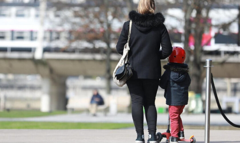 Carte justificative, logement, finances... Paris veut soutenir davantage ses 75 000 familles monoparentales