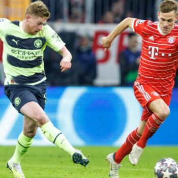 Kevin de Bruyne (l) und Joshua Kimmich sind nur bis zum 30. Juni 2025 vertraglich gebunden. Foto: Matthias Balk/dpa