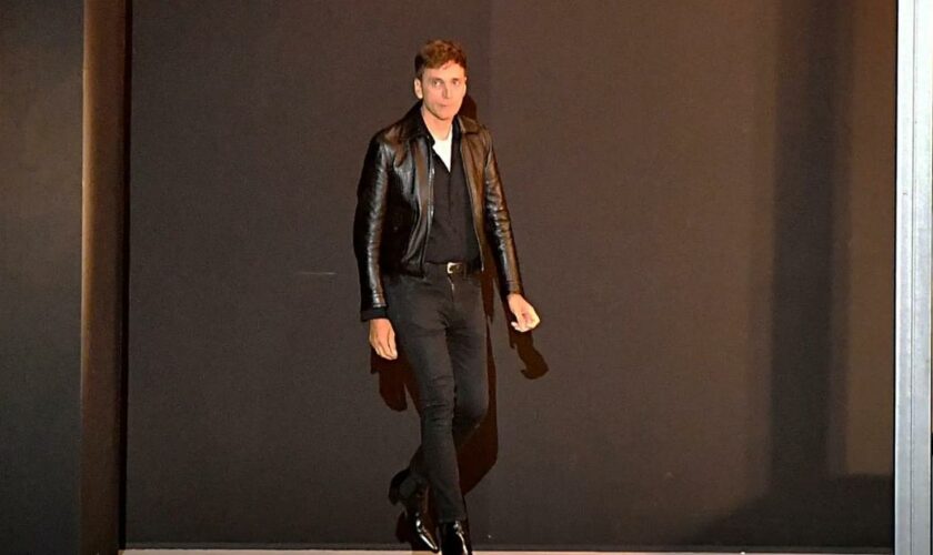 Coup de théâtre dans la mode: le directeur artistique superstar Hedi Slimane quitte Celine