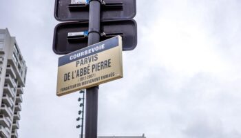 Courbevoie : le nom de l’abbé Pierre effacé du parvis de l’église